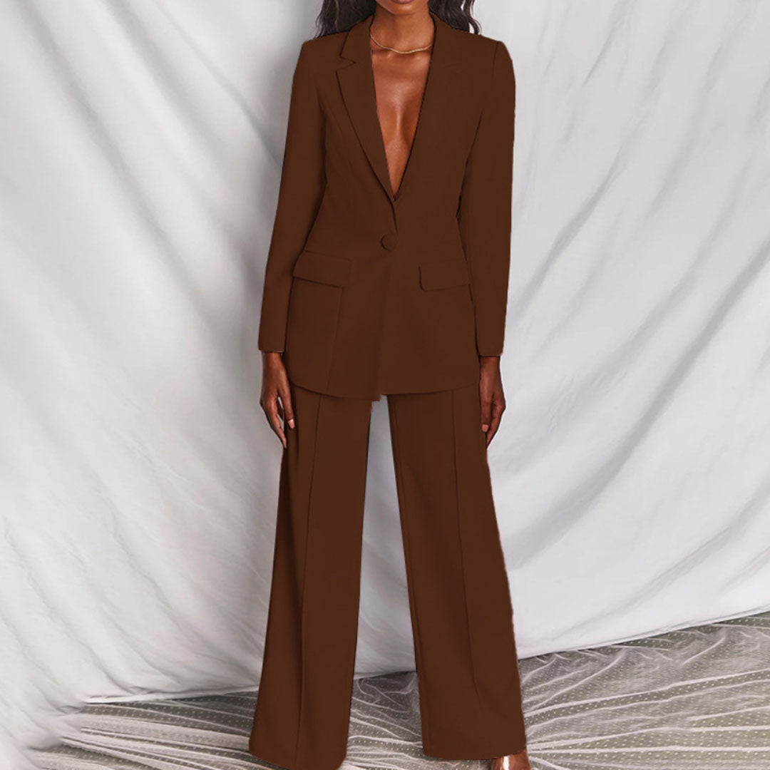 Elegant Women’s Suit with a Structured Blazer