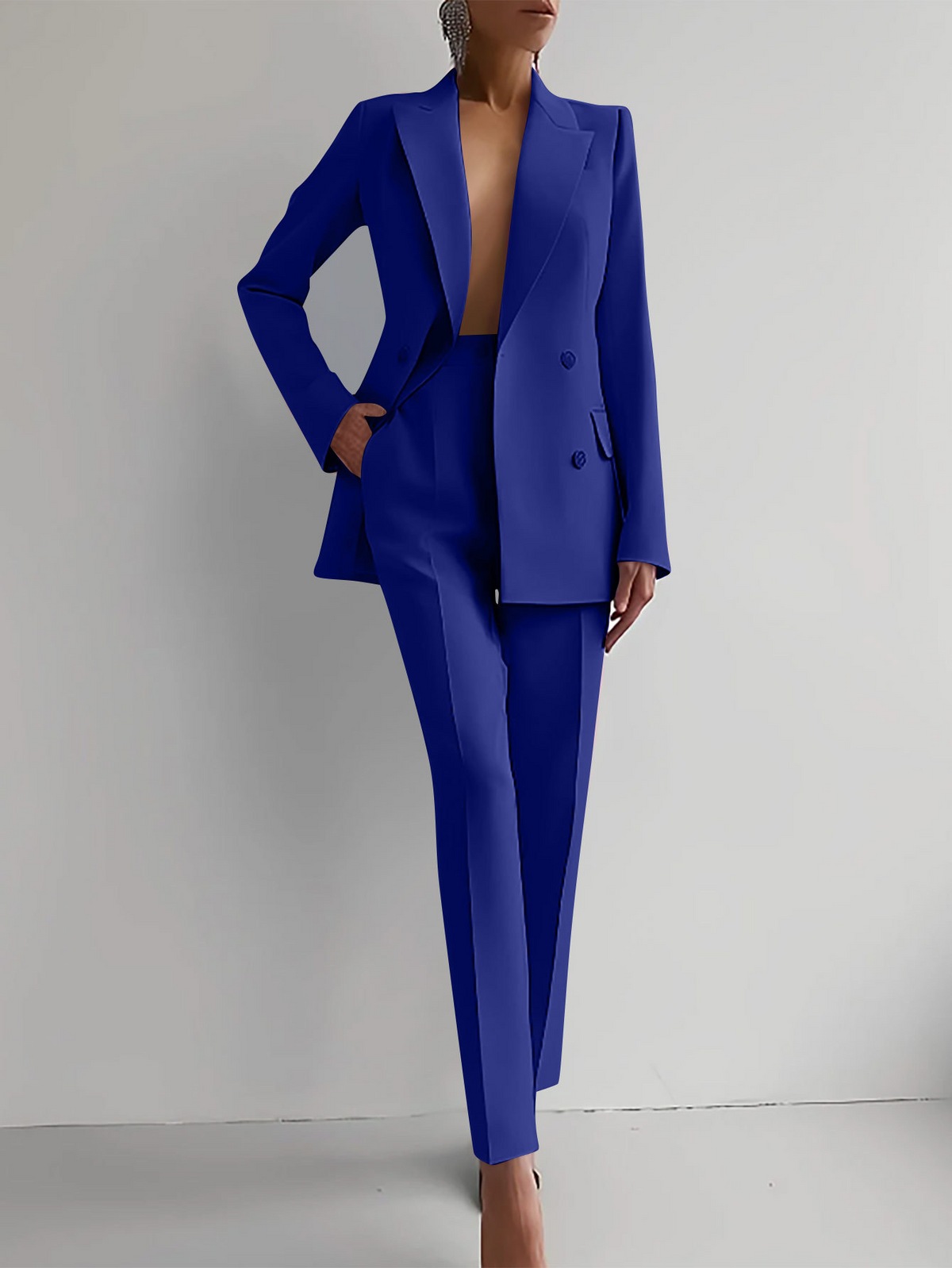 Women’s Suit in Flowing Fabric for Autumn