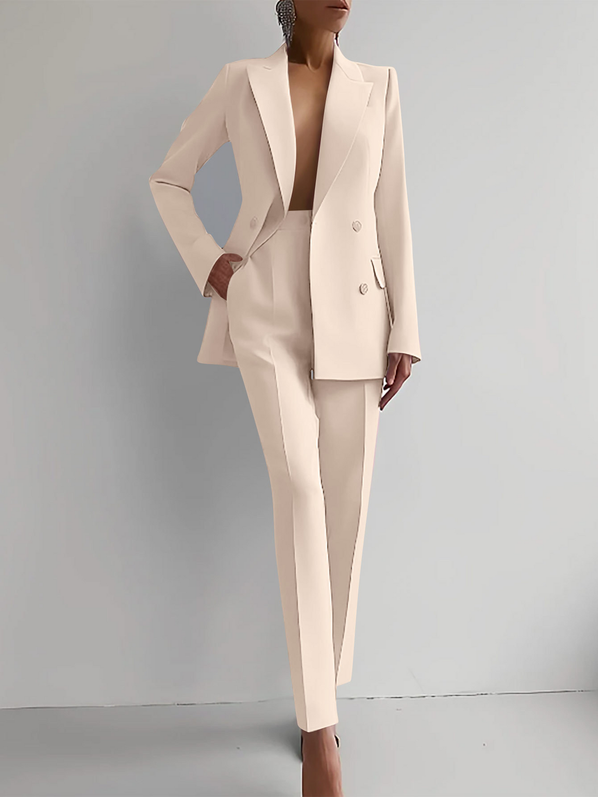 Women’s Suit in Flowing Fabric for Autumn