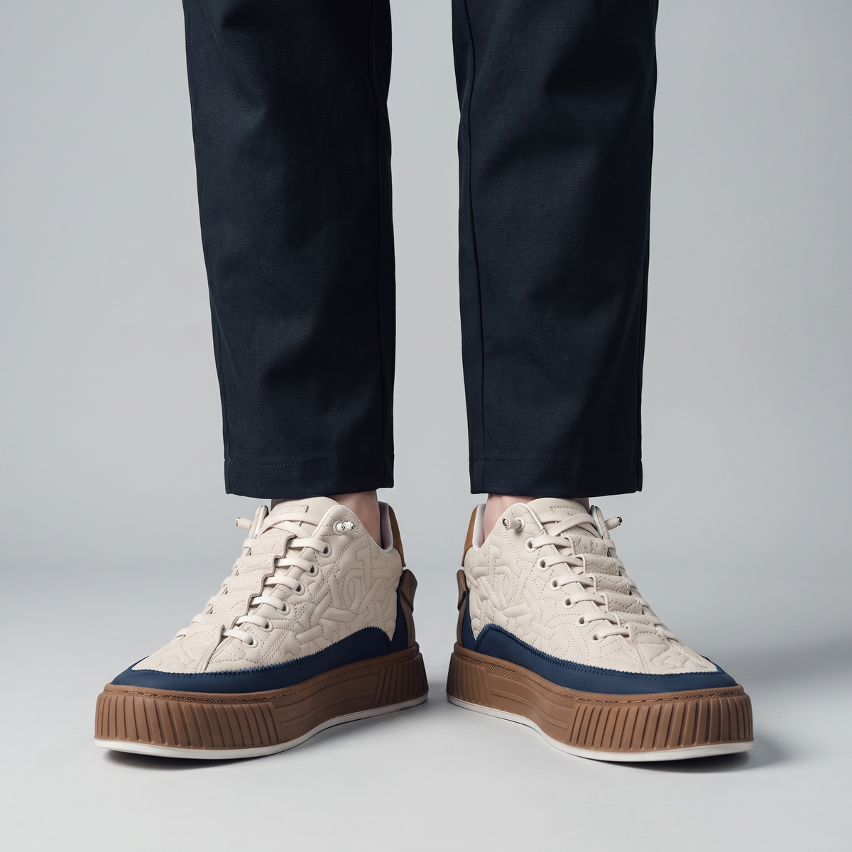Sneakers Men's Casual in Black and White with a Simple, Elegant Design