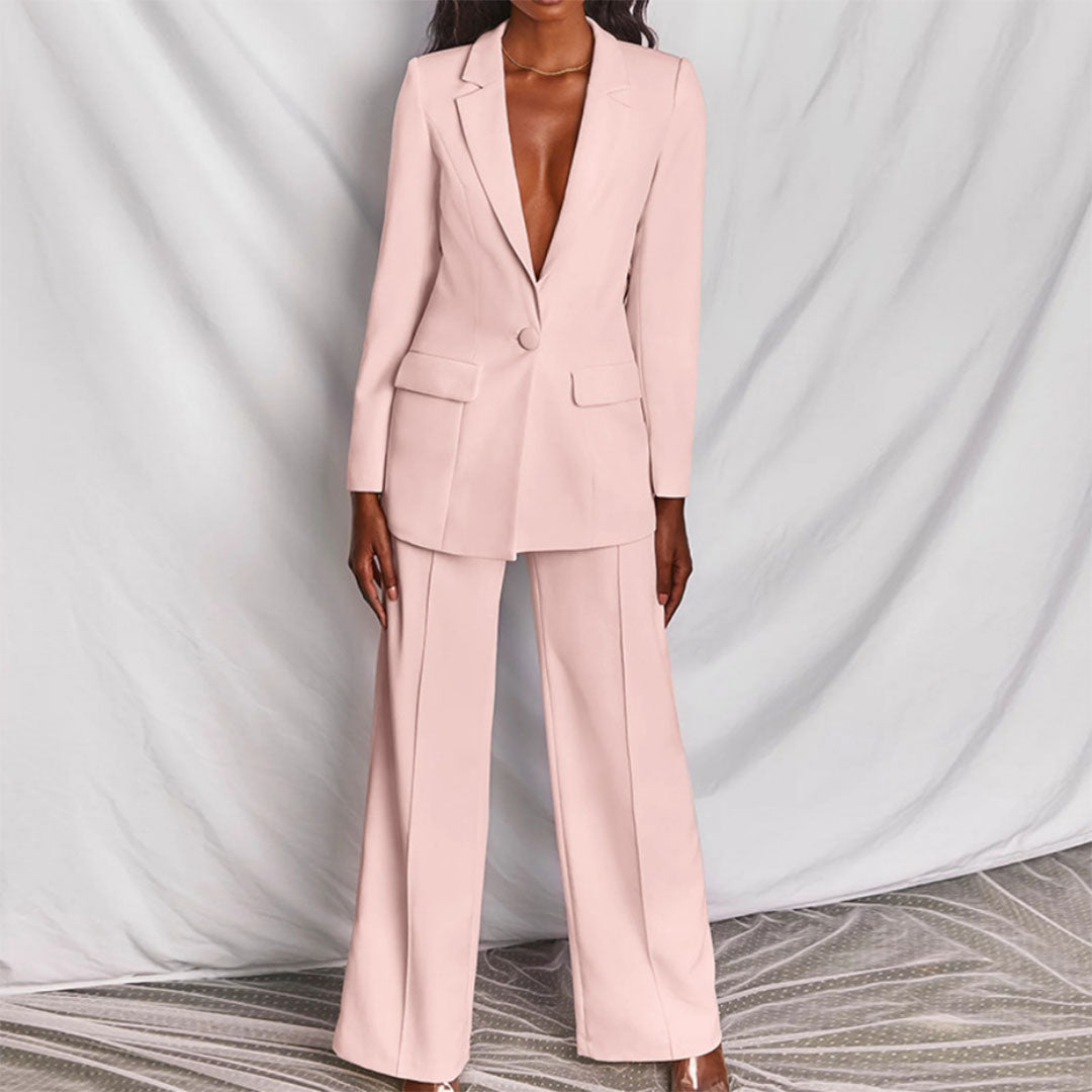 Elegant Women’s Suit with a Structured Blazer
