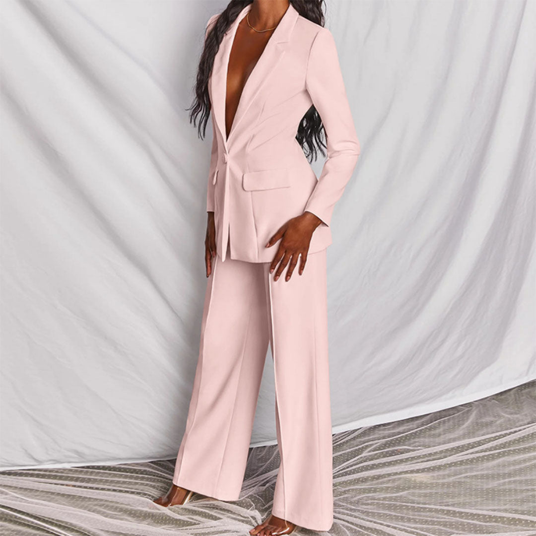 Elegant Women’s Suit with a Structured Blazer