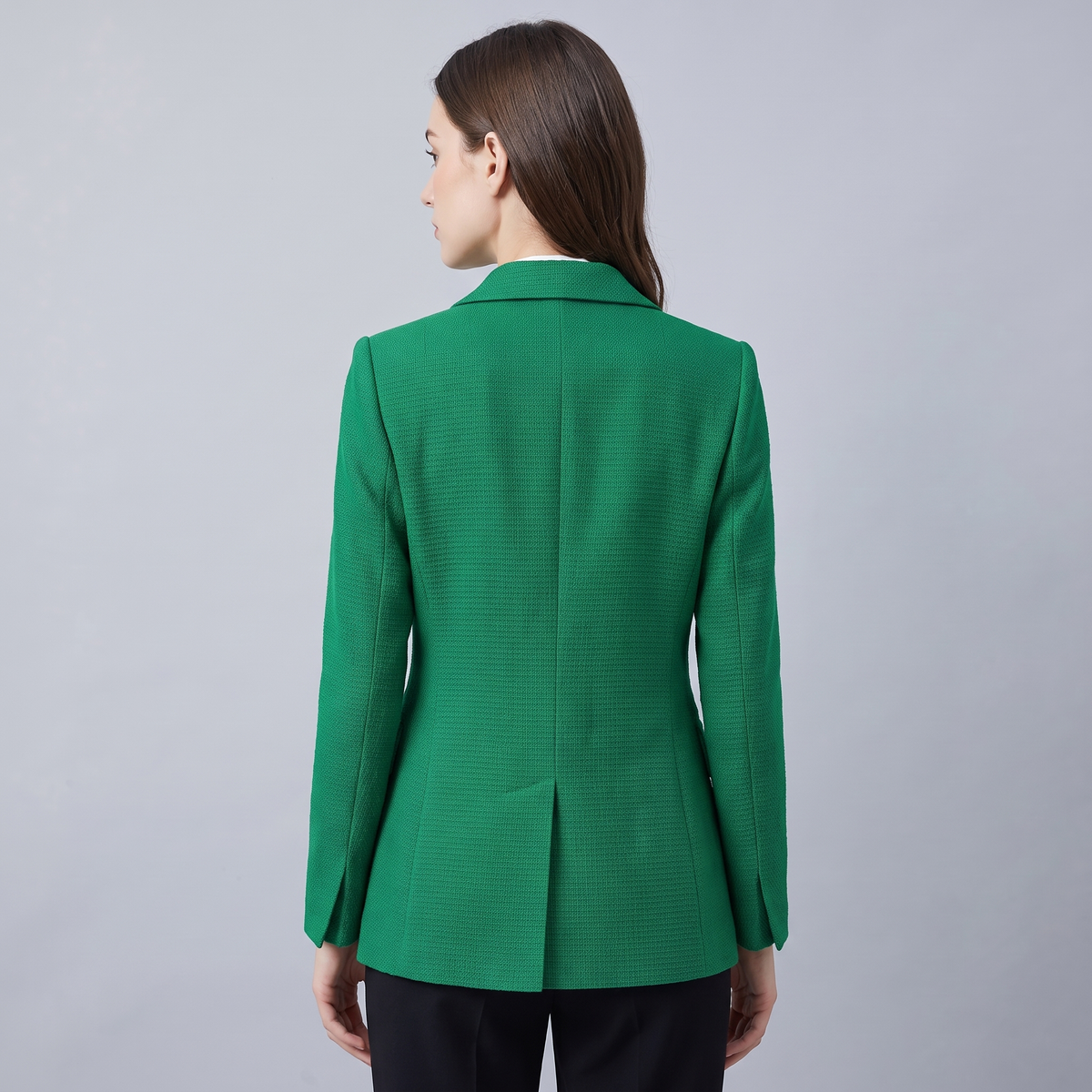 Elegant Fitted Blazer with Functional Pockets