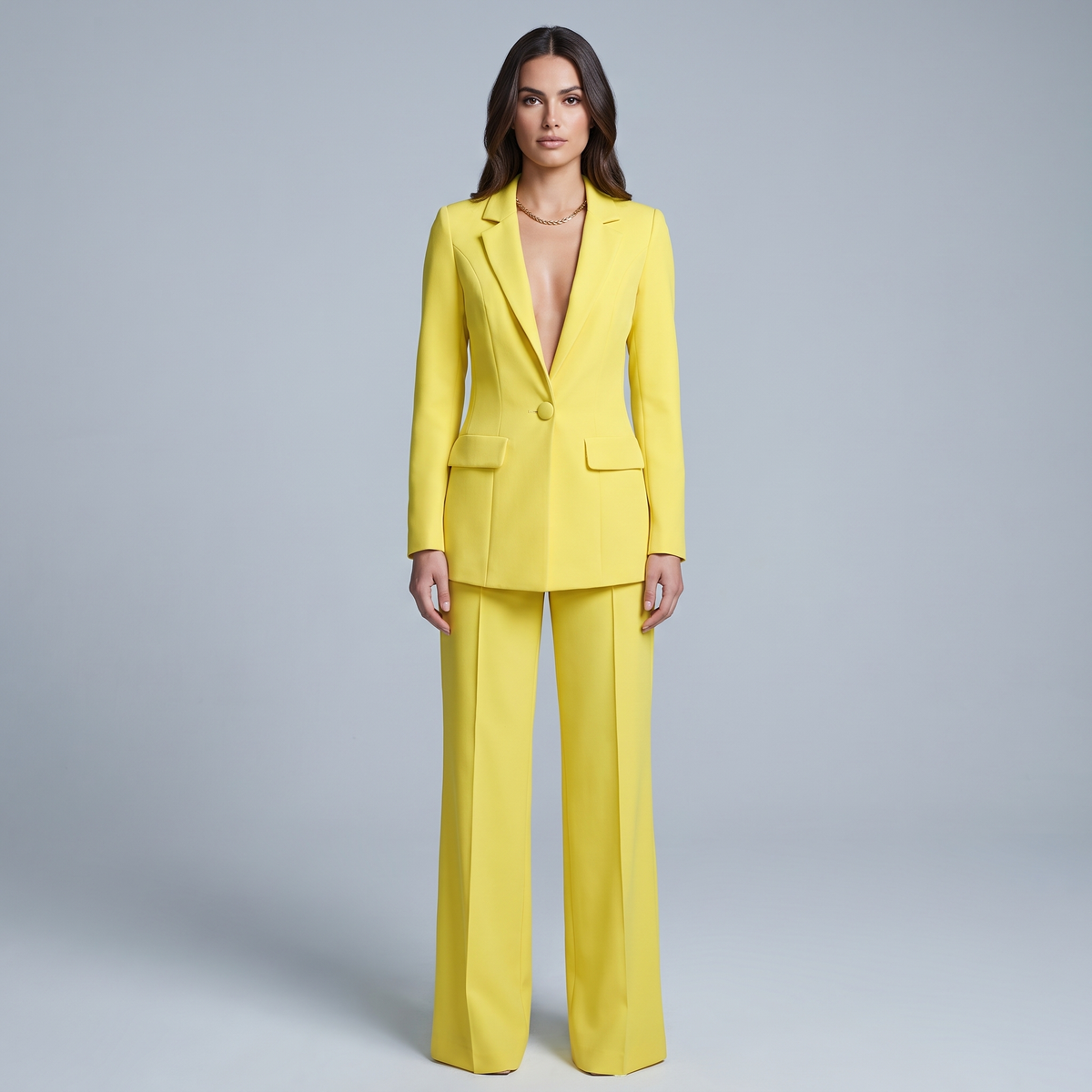 Elegant Women’s Suit with a Structured Blazer