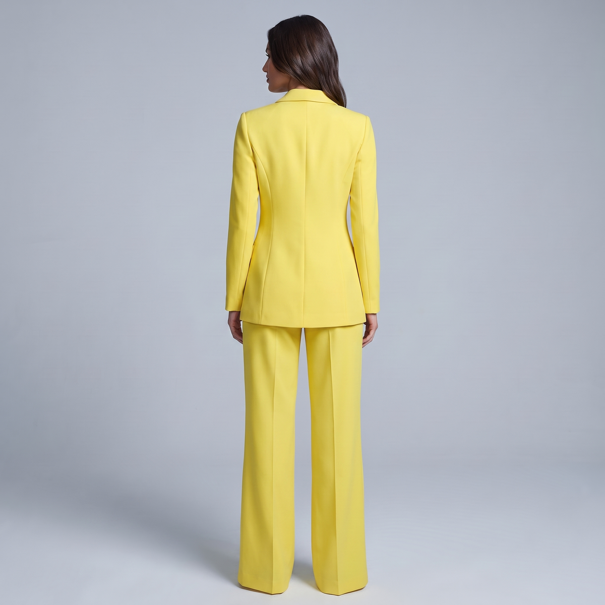 Elegant Women’s Suit with a Structured Blazer